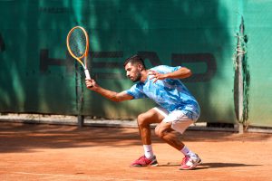 ورزشکاران نوجوان و خانواده‌ها پس از رقابت تنیس